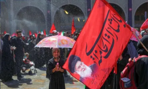 آیت اللہ خامنہ ای کے جنازے میں لہراتے سرخ جھنڈوں کا کیا مطلب ہے؟