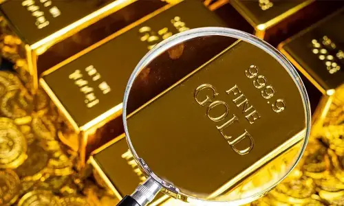 Gold rates decline in global and local markets