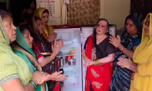 بھارت: فریج میں بننے والی برف کو 'شیولنگ' کا نام دے کر پوجا شروع بھارت: فریج میں بننے والی برف کو 'شیولنگ' کا نام دے کر پوجا شروع