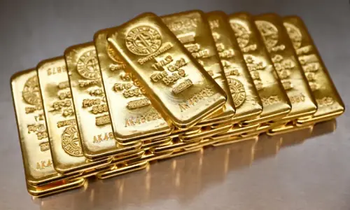 Gold slips below Rs433,000 per tola after global decline