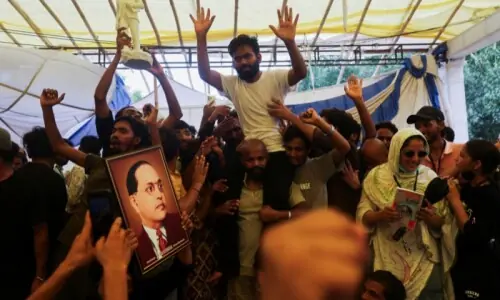 بھارت: وزیرِ تعلیم کے استعفے کے بعد کاکروچ جنتا پارٹی کا احتجاج ختم