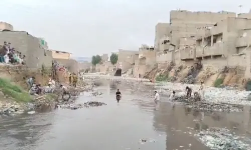 کراچی: ندی میں ڈوبنے والے بچے کی تلاش جاری، بچانے کی کوشش کرنے والا نوجوان جاں بحق