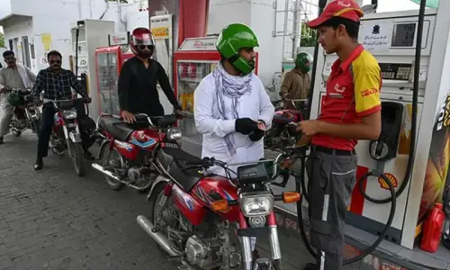 پیٹرول سستا، ڈیزل مہنگا، حکومت نے نئی قیمتوں کا اعلان کر دیا