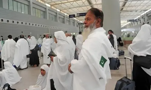 حکومت کا حج کے خواہشمند افراد کے لیے 'شرعی سیونگ اسکیم' جاری کرنے کا فیصلہ