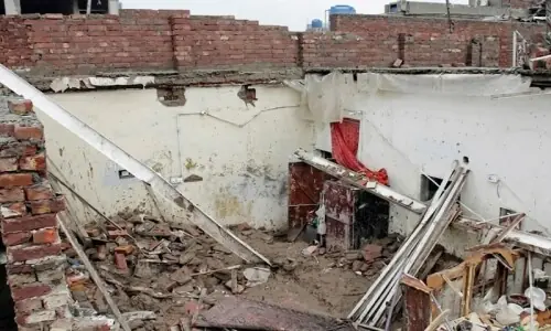 لاہور: بارشوں کے دوران چھتیں گرنے سے ایک ماہ میں 29 افراد جاں بحق
