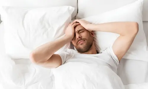 صبح اٹھتے ہی سر درد کیوں ہوتا ہے؟ اہم وجوہات اور بچاؤ کے آسان طریقے