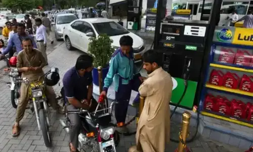 پیٹرول اور ڈیزل سستا، حکومت نے نئی قیمتوں کا اعلان کردیا