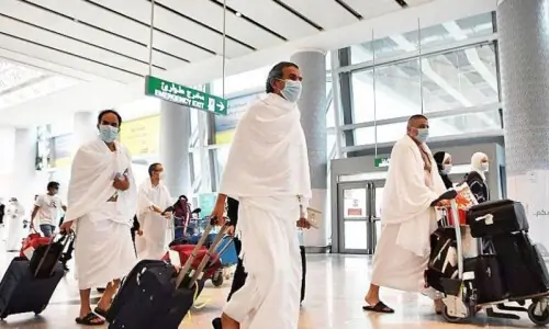 عمرہ زائرین کے لیے نئی شرط، فوڈ واؤچرز لازمی قرار