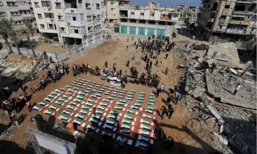 غزہ میں پورے قبیلے کا اجتماعي جنازہ، ملبے سے ملنے والی 112 لاشیں ایک ساتھ سپرُدِ خاک