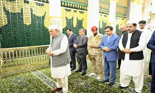 Ishaq Dar arrives in Madina, offers prayers at Masjid-e-Nabawi