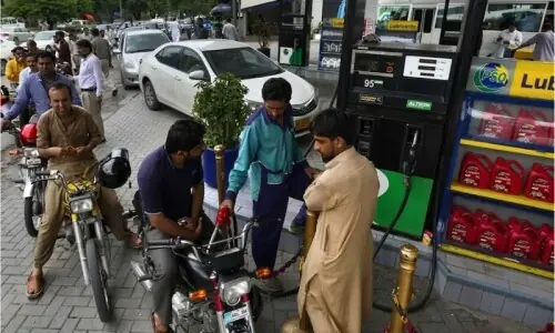 پیٹرول اور ڈیزل سستا، حکومت نے نئی قیمتوں کا اعلان کردیا