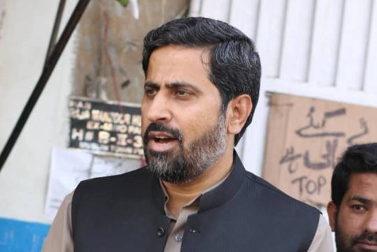 فواد چوہدری لائیو شو میں بیٹھ کر شراب پیتے ہیں، فیاض الحسن چوہان