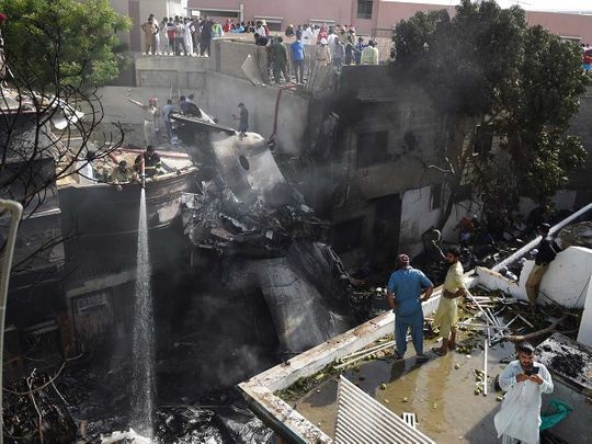 کراچی طیارہ حادثے کے ذمہ دار پائلٹ اور ایئر ٹریفک کنٹرولر تھے،عبوری رپورٹ