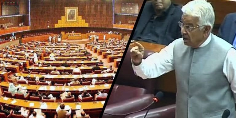 خواجہ آصف کی عمران خان پر تنقید