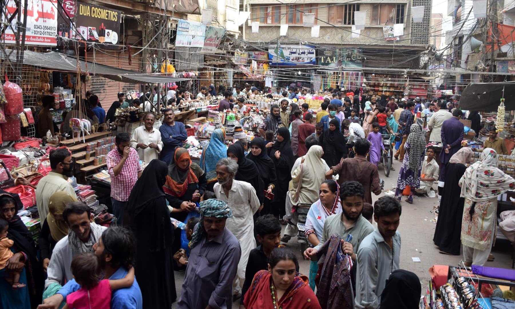 لاہور کے بیشتر علاقوں میں اسمارٹ لاک ڈاؤن،بازاراور گلیوں میں رش