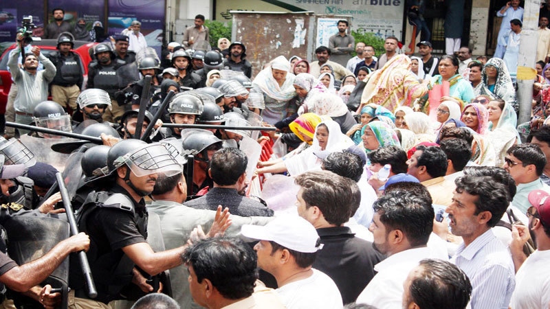 نرسنگ اسٹاف کا اضافی فنڈز نہ ملنے  پر احتجاج
