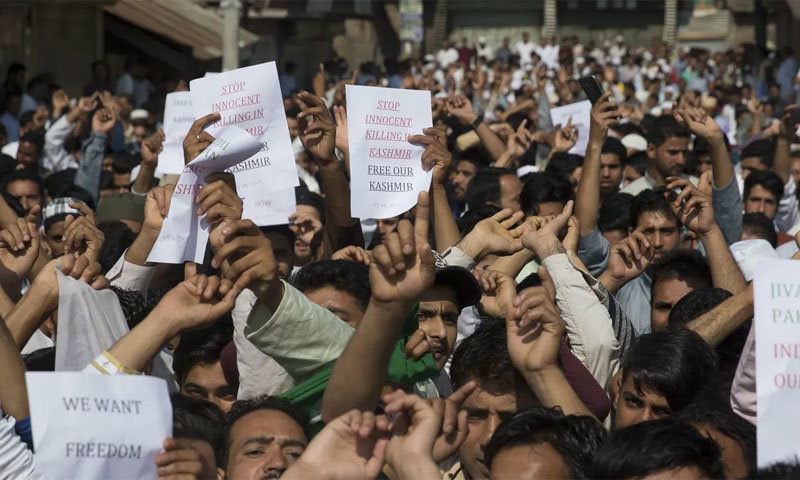 مقبوضہ کشمیر: بچے کے سامنے دادا کی شہادت، کشمیری سڑکوں پر نکل آئے