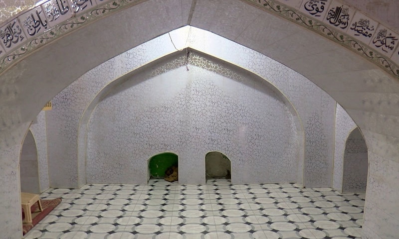 زمین میں دھنسنے والی مسجد
