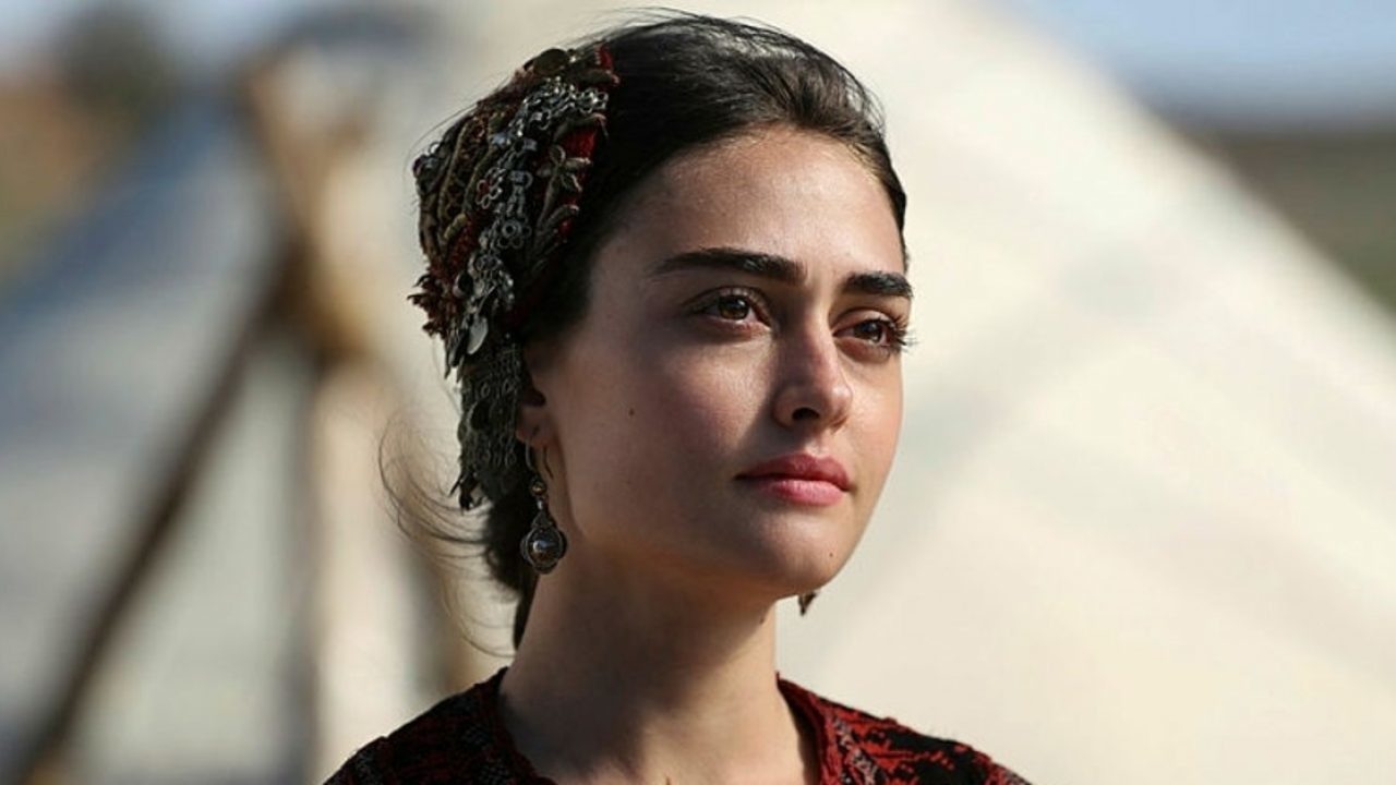 ارتغرل کی حلیمہ سلطان کی نیم برہنہ تصویر وائرل