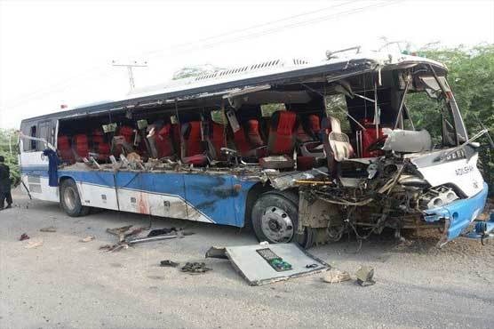 نواب شاہ میں تیزرفتار مسافر کوچ الٹ گئی ، 6افراد جاں بحق،40 زخمی