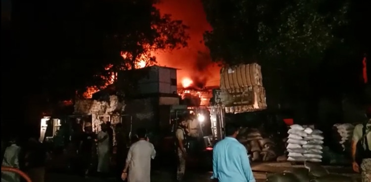 کراچی میں3فیکٹریوں میں لگنےوالی آگ17گھنٹے بعد بھی بجھائی نہ جاسکی