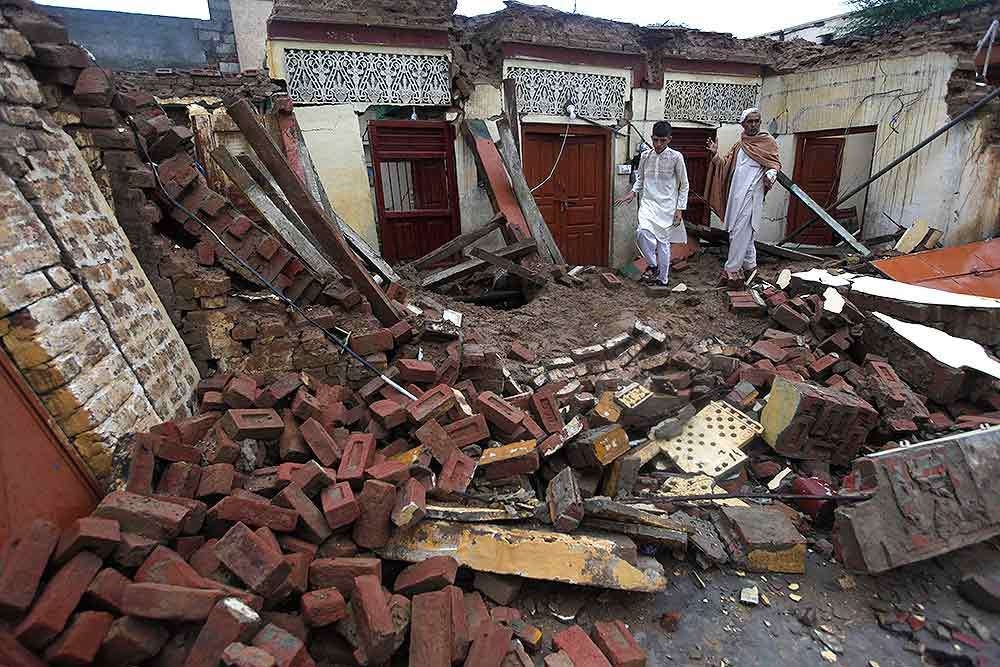 فیصل آباد:بارش سے مکان کی چھت گرگئی، ملبے تلے دب کر7افراد جاں بحق