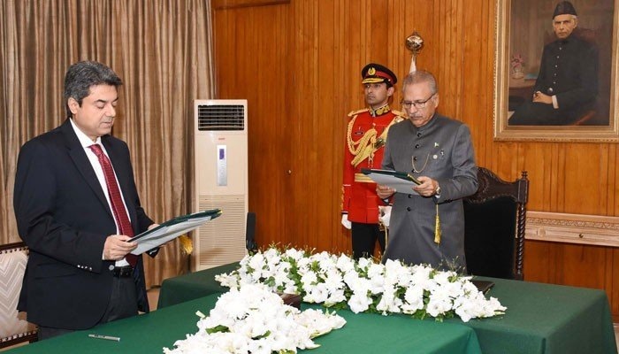سینیٹر فروغ نسیم نے تیسری بار وفاقی وزیر کے عہدے کا حلف اٹھالیا