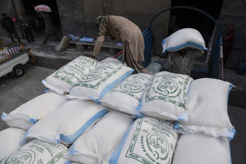 نوشہر میں آٹے کے 20کلو تھیلے کی قیمت میں 600 روپے تک اضافہ