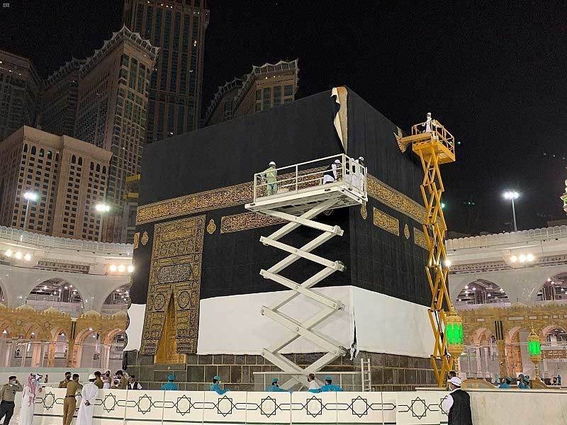 تیز بارش میں بھی بیت اللہ شریف کا غلاف تبدیل کردیا گیا