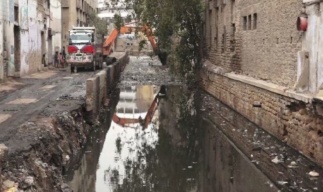 کراچی : مون سون کا چوتھا اسپیل، نالوں کی صفائی جاری
