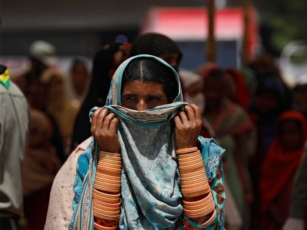 Pakistan reports less than 1,000 COVID-19 cases for 7th day in a row