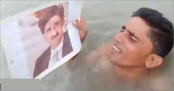 نوجوان نے بارش کے پانی میں وزیراعلیٰ سندھ کا مذاق بنا دیا