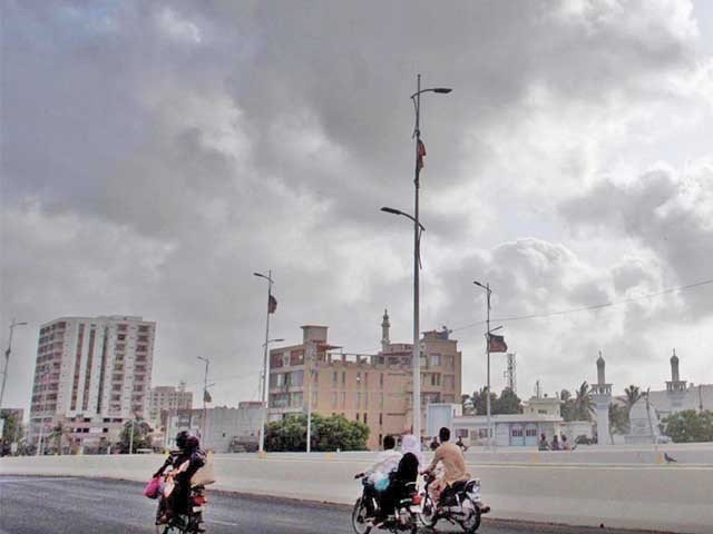 کراچی میں بادلوں کےڈیرے، ہلکی بارش اور بوندا باندی کا امکان