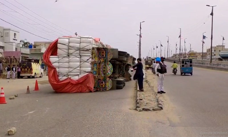 کراچی :واٹر پمپ پر چاول اور آٹے کی بوریوں سے بھرا ٹرک الٹ گیا