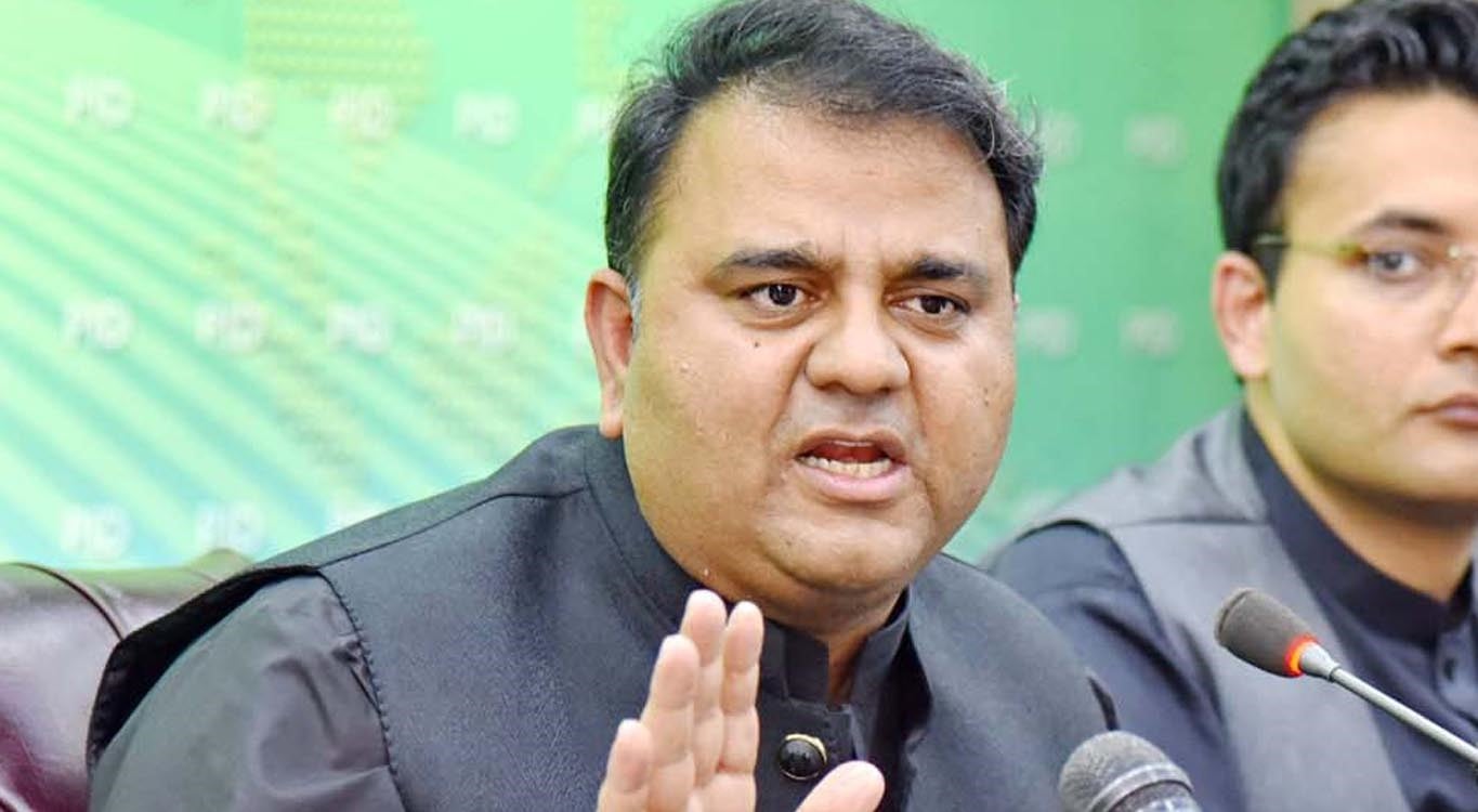 نواز شریف کی لندن روانگی نے تحریک انصاف کے بیانیے کو شدید دھچکہ دیا، فواد چوہدری