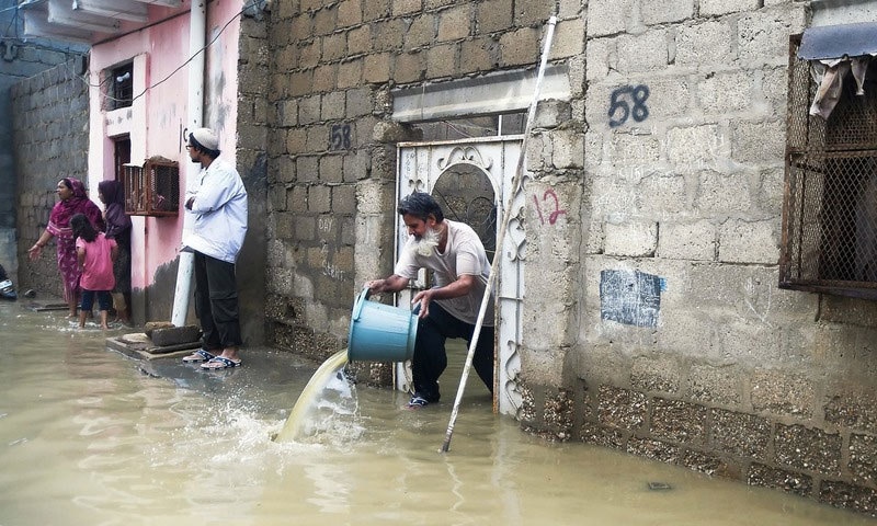 کراچی :بارش، پانی گھروں میں داخل