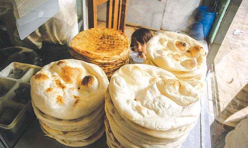 حکومت سےکامیاب مذاکرات ،پشاور کے نانبائیوں نے روٹی کاوزن کم کردیا