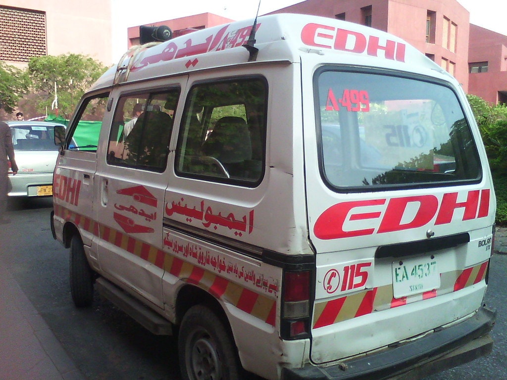 کراچی میں پلاٹ کے تنازعے پر عوات نے خاتون پر تیزاب پھینک دیا
