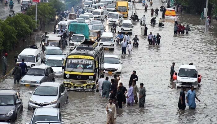 کراچی میں موسلادھار بارش،سڑکیں تالاب بن گئیں، پانی گھروں میں داخل