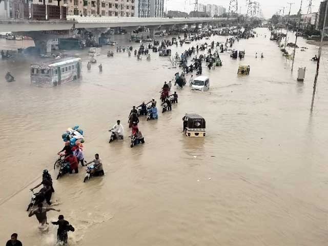کراچی میں طوفانی بارشوں سے تباہی، حادثات میں 21 افراد جاں بحق