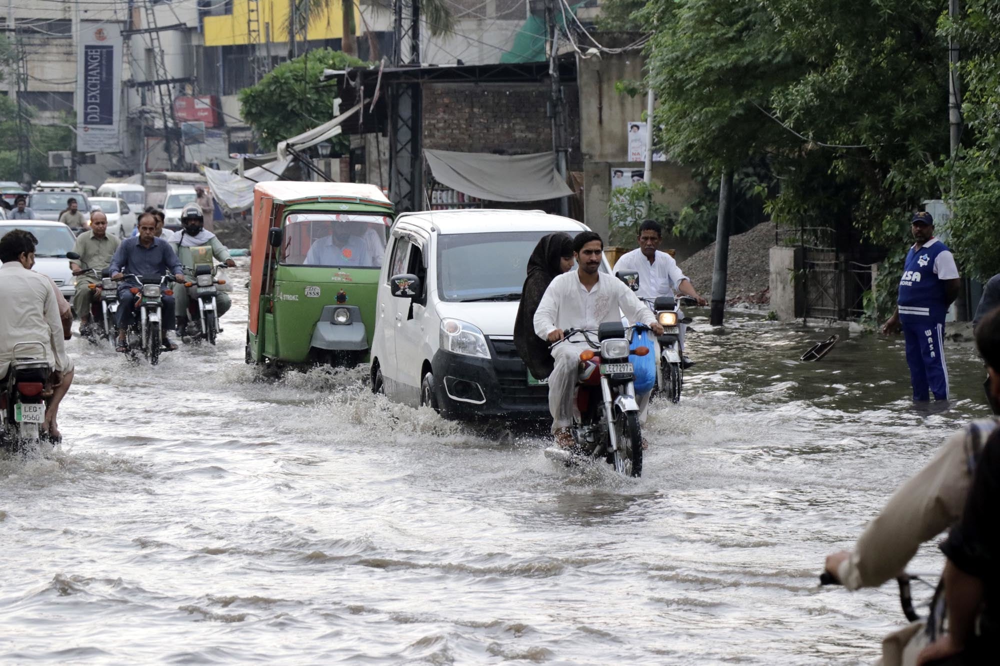 لاہور کے مختلف علاقوں میں بارش سے نشیبی علاقوں میں پانی جمع
