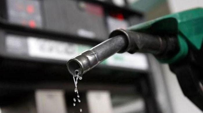 پیٹرولیم مصنوعات 9 روپے تک مہنگی کرنے کی سمری حکومت کو ارسال