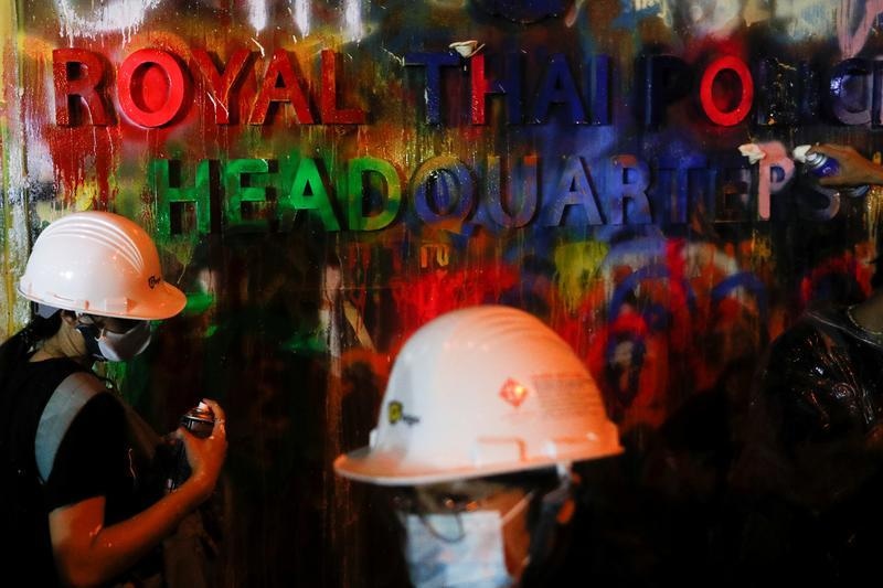 Thai PM threatens to use all laws against protesters
