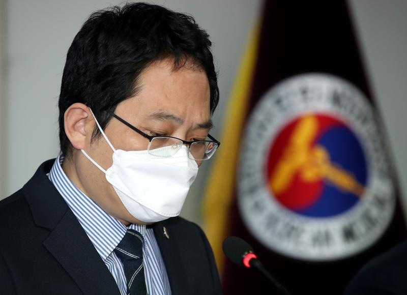 South Korea reports record 950 cases in COVID-19 'emergency'