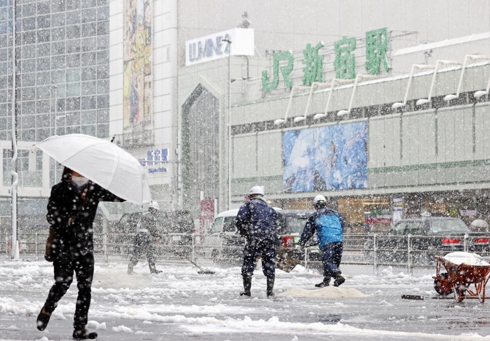 Record COVID-19 cases in Tokyo, heavy snow curtail New Year celebrations in Japan