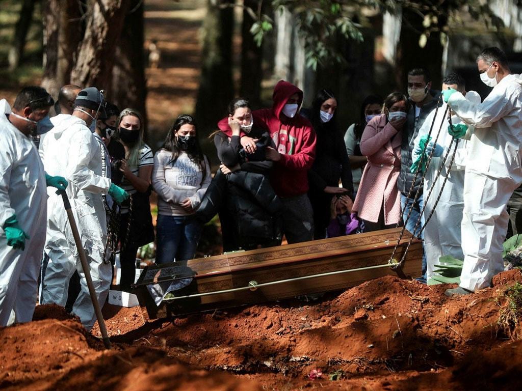 Brazil: A patient who died due to coronavirus infection is being buried according to the Covid SOPs.