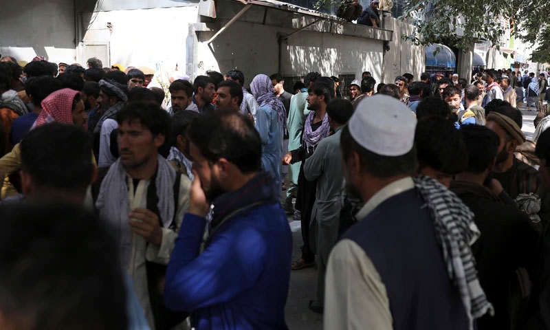 افغانستان : شہریوں کو بینکوں سے پیسے نکلوانے میں شدید دشواری،لمبی قطاریں