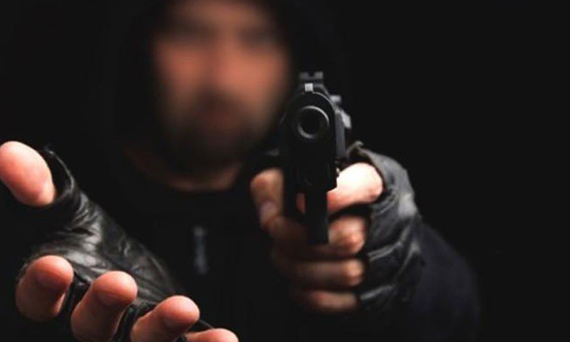 کراچی :سابق پولیس اہلکار کو  بینک کے باہر لوٹ لیا گیا