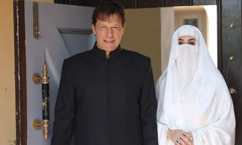 وزیراعظم عمران خان اہلیہ کے ہمراہ سعودی عرب پہنچ گئے