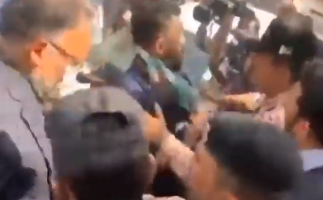 کراچی : گرین لائن بس کا ن لیگ کی جانب سے علامتی افتتاح، احسن اقبال سے دھکم پیل